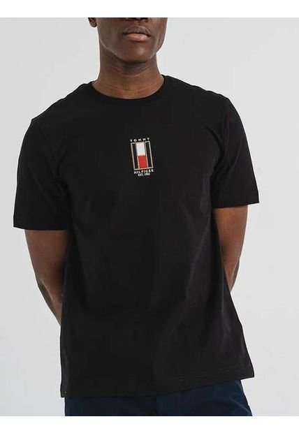 Camiseta Negra Con Logo Vertical Tommy Hilfiger