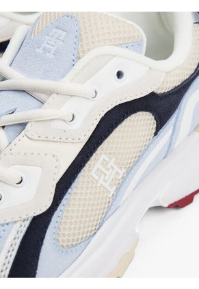 Tenis Negro Con Suela Dentada Y Monograma Tommy Hilfiger