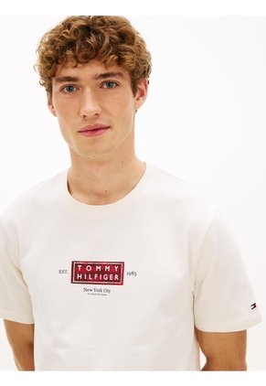 Camiseta Blanca De Punto Con Cuello Redondo Y Logo Tommy Hilfiger