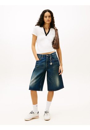 Polo Blanco Con Cuello En V Y Detalles Contrastantes. Tommy Jeans