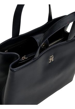 Bolso Negro Satchel Con Monograma Metálico Tommy Hilfiger