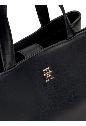 Bolso Negro Satchel Con Monograma Metálico Tommy Hilfiger