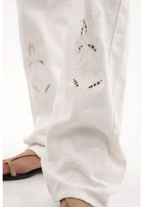 Topmark Jean Recto Con Bordados Crudo Para Mujer