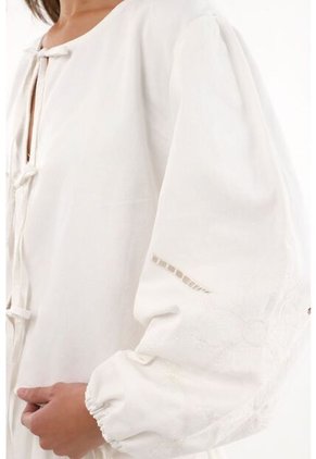 Topmark Abrigo Con Flores Bordadas Crudo Para Mujer