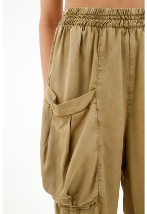 Pantalón Con Pretina Y Bota Enresortada Verde Para Mujer