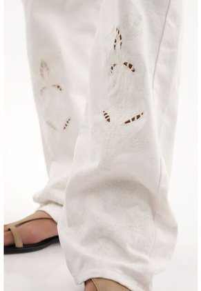 Topmark Jean Recto Con Bordados Crudo Para Mujer