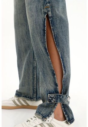 Topmark Jean Con Aberturas Y Charreteras En Costados Para Mujer