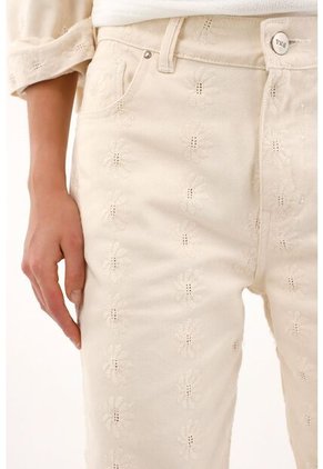 Topmark Jean Mom Con Detalles Bordados A Tono Crudo Para Mujer