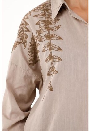 Camisa Café Con Detalles Bordados Para Mujer