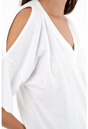 Camiseta Blanca Con Aberturas En Hombro Para Mujer