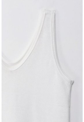 Topmark Camiseta Básica Manga Sisa Crudo Con Detalle Frontal Para Mujer