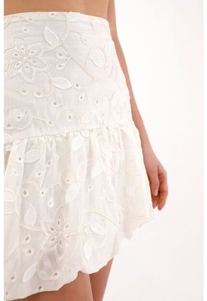 Topmark Falda Corta Bordada En Delantero Crudo Para Mujer