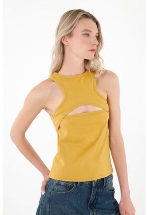 Camiseta Amarilla Escotada En Frente Para Mujer