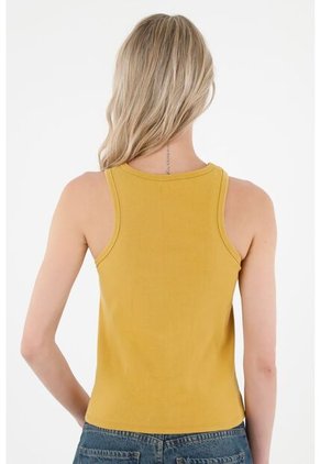 Camiseta Amarilla Escotada En Frente Para Mujer