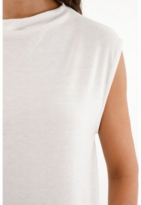 Camiseta Blanca Con Ruedo Asimétrico Para Mujer