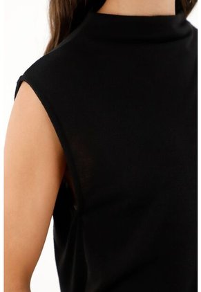 Camiseta Con Ruedo Asimétrico Negra Para Mujer