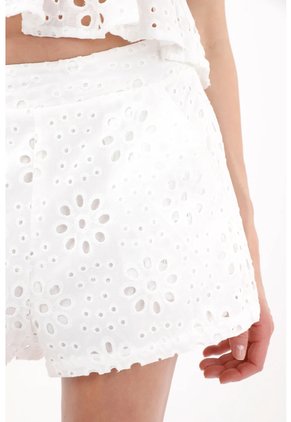 Topmark Bermuda Fit Tradicional Con Bordado Ojalillo En Algodón Blanco Para Mujer