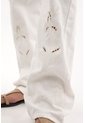 Topmark Jean Recto Con Bordados Crudo Para Mujer de topmark