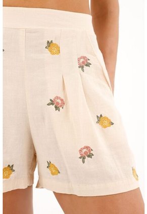 Bermuda Con Flores Bordadas Crudo Para Mujer