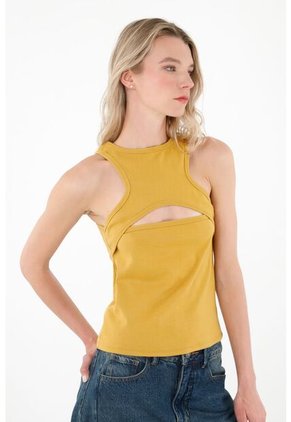 Camiseta Amarilla Escotada En Frente Para Mujer