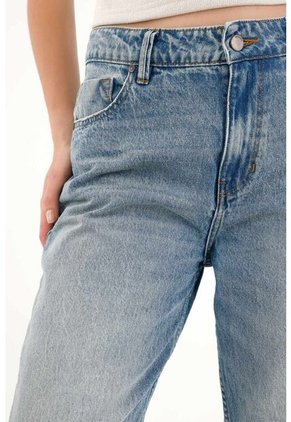 Topmark Jean Flare Tono Medio Con Bota Al Corte Para Mujer