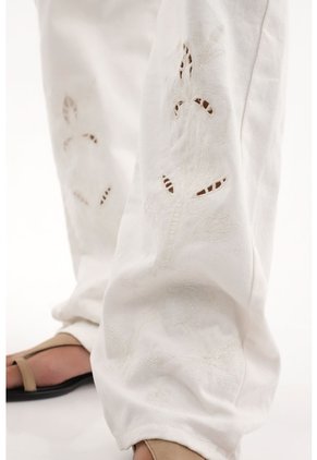 Topmark Jean Recto Con Bordados Crudo Para Mujer