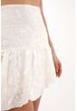 Topmark Falda Corta Bordada En Delantero Crudo Para Mujer de topmark