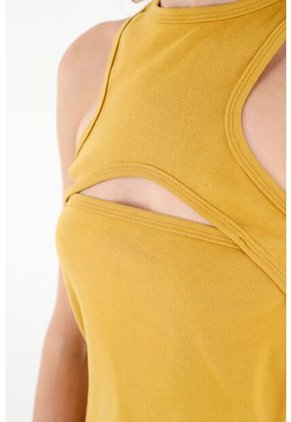 Camiseta Amarilla Escotada En Frente Para Mujer