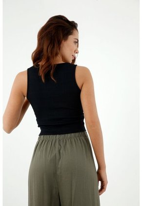 Camiseta De Mujer, Silueta Ajustada Manga Sisa Con Broches, Color Negro