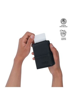 Billetera Inteligente Saffiano Lum Moderna Negra