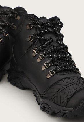 Bota Outdoor Negro Trak