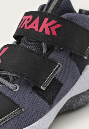 Tenis Basketball Gris-Negro-Blanco-Fucsia Trak