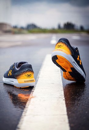 Tenis Running Gris-Naranja UNDER ARMOUR Charged Rogue 2