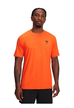 Camiseta Hombre Under Armour PJT RCK SMPL BRND SS Naranja Under Armour