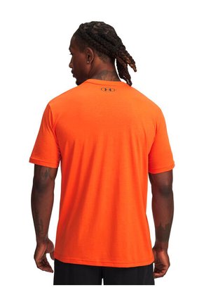 Camiseta Hombre Under Armour PJT RCK SMPL BRND SS Naranja Under Armour