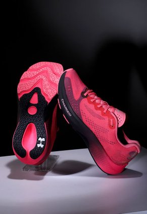 Tenis Running Fucsia-Negro UNDER ARMOUR Ua W Charged Pulse.