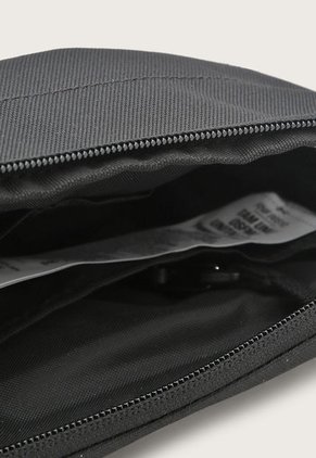 Canguro Negro-Blanco UNDER ARMOUR Loudon