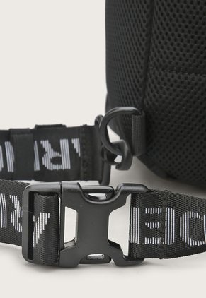 Morral Negro-Blanco UNDER ARMOUR Utility Flex Sling