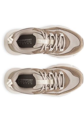 Tenis Running Mujer Under Armour W CHARGED VERSSERT 2 Marron Under Armour