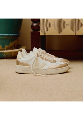 Tenis Veja De Mujer V-90 Leather White Calcaire Platine VD2021362A-41 Dorado
