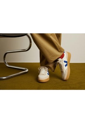 Tenis Veja De Hombre V-90 Leather Pure Atlantique Almond Natural VD2021367B-40 Blanco