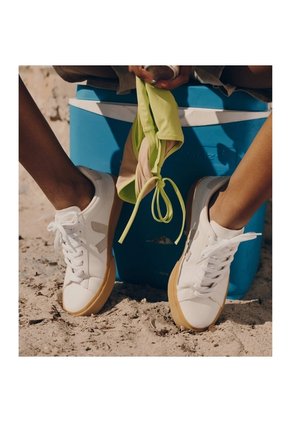 Tenis Veja De Hombre Campo Leather Natural CP0503147B-44 Blanco