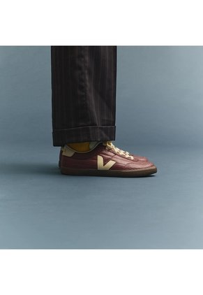 Tenis Veja De Mujer Panenka Dragon Leather Amarante FU0221393A-39 Rojo
