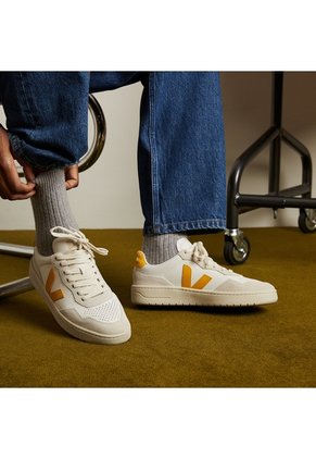Tenis Veja De Hombre V-90 Leather White Safran VD2021361B-46 Blanco