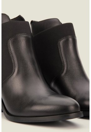 Botines Tacón De Cuero Aplique Botines Tacón De Cuero Aplique Negro 38 VÉLEZ
