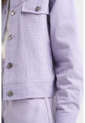 Chaqueta Calas En Denim Rígido Para Mujer Detalles Cuero Chaqueta Calas En Denim Rígido Para Mujer Detalles Cuero Lila L VÉLEZ