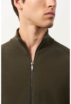 Sweater Misuri Tejido Para Hombre Cuello Alto Sweater Misuri Tejido Para Hombre Cuello Alto Verde Oliva L VÉLEZ