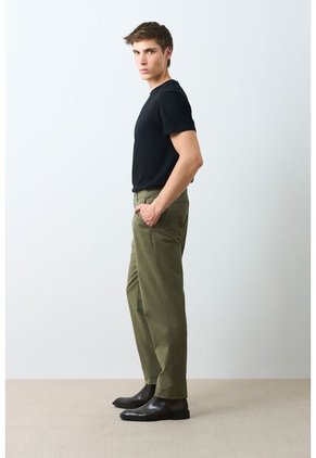 Pantalón Apis En Drill Para Hombre Silueta Baggy Pantalón Apis En Drill Para Hombre Silueta Baggy Verde Oliva 34 VÉLEZ