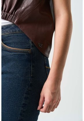 Camisa Iris De Cuero Para Mujer Elástico Delantero Camisa Iris De Cuero Para Mujer Elástico Delantero Cafe M VÉLEZ