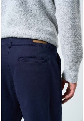 Pantalón Apis En Drill Para Hombre Silueta Baggy Pantalón Apis En Drill Para Hombre Silueta Baggy Azul Oscuro 34 VÉLEZ